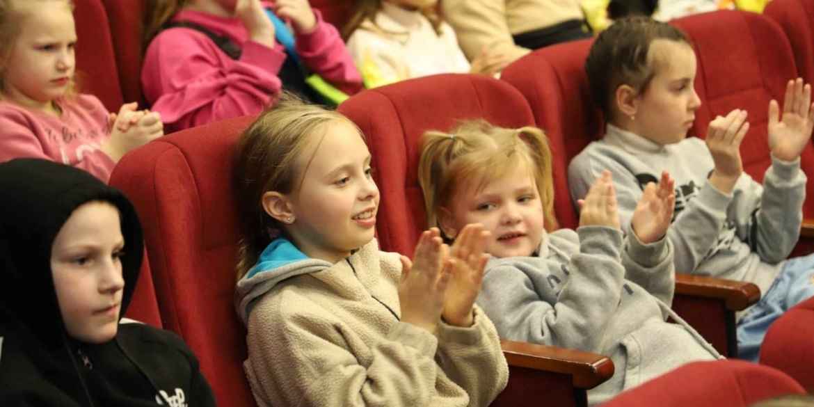 Дітям із територіальних громад Вінниччини презентували новорічну театральну прем'єру