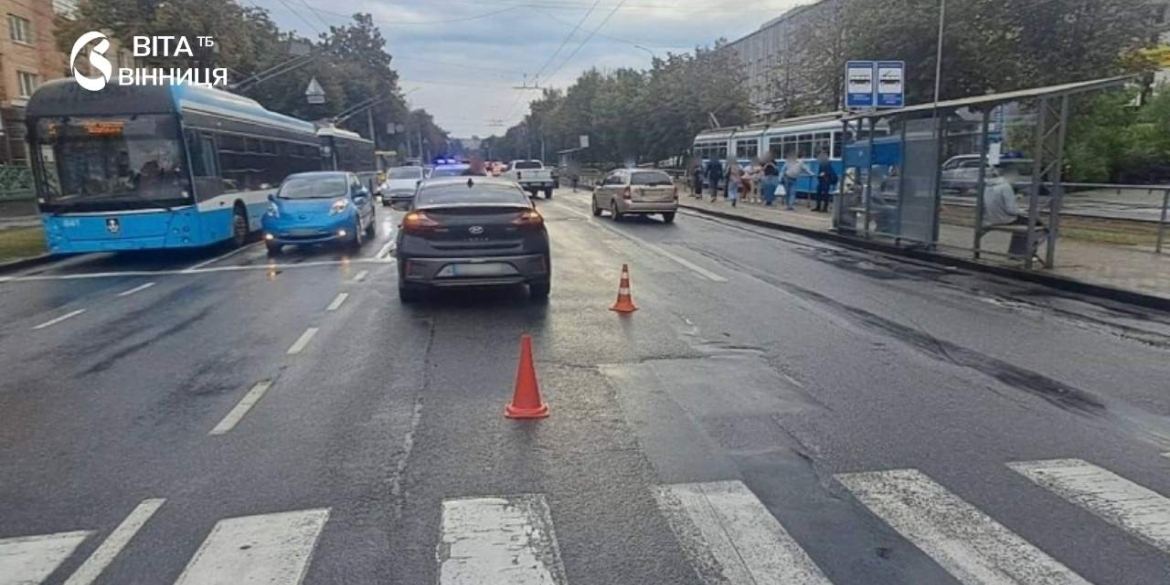 Дівчина переходила у Вінниці дорогу на червоне світло та потрапила під колеса авто