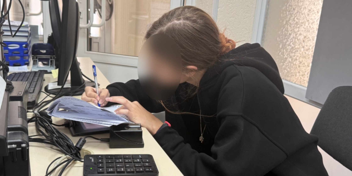Дівчина з тимчасово окупованої території отримала у Вінниці свій перший паспорт