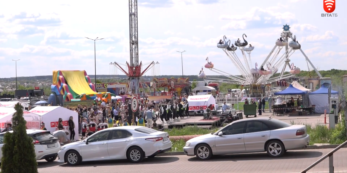 Для допомоги військовим у Вінниці відкрили фестиваль атракціонів «Колесо підтримки»