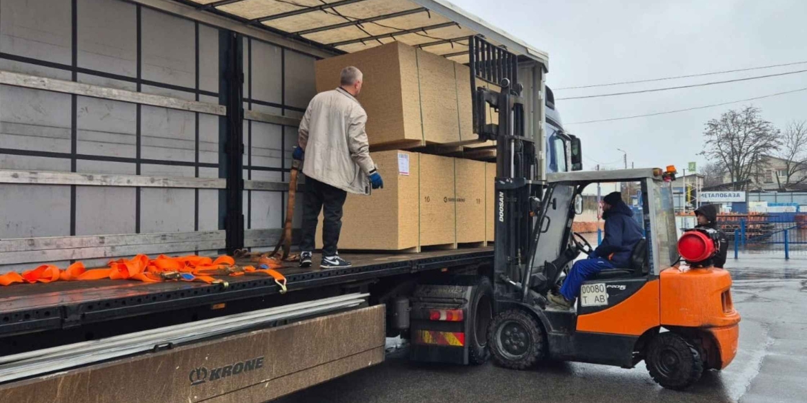 Для ліквідації наслідків ворожих обстрілів Вінниця передала Балаклії тисячу OSB плит