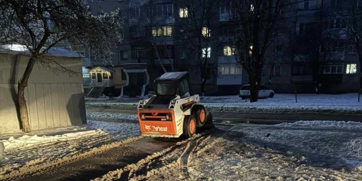 Для обробки вінницьких вулиць від ожеледиці залучили 34 спецмашини