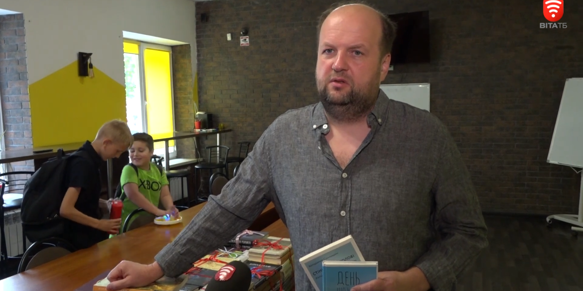 Для українських оборонців, які проходять реабілітацію, Подільська громада зібрала книги