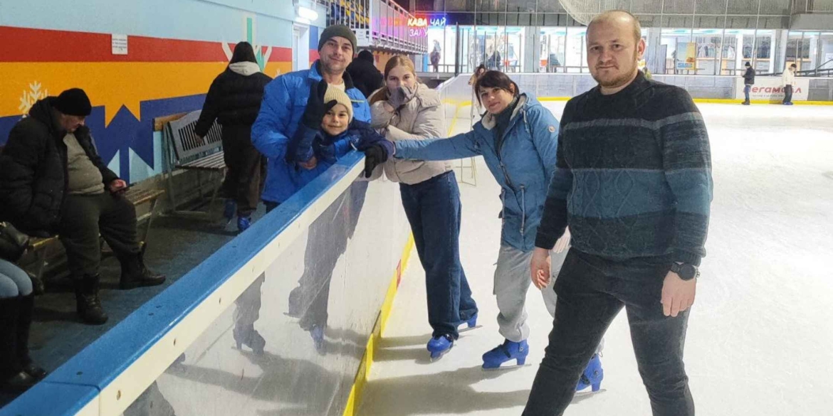 Для ветеранів та учасників бойових дій організували у Вінниці катання на ковзанах