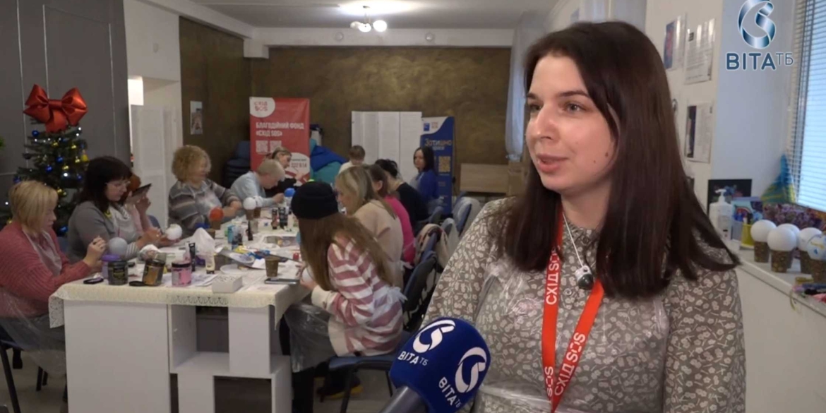 Для вінничан влаштували майстер-клас з розпису новорічних іграшок