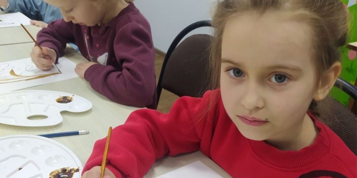 Для юних вінничан організували творчий майстер-клас із малювання кавою