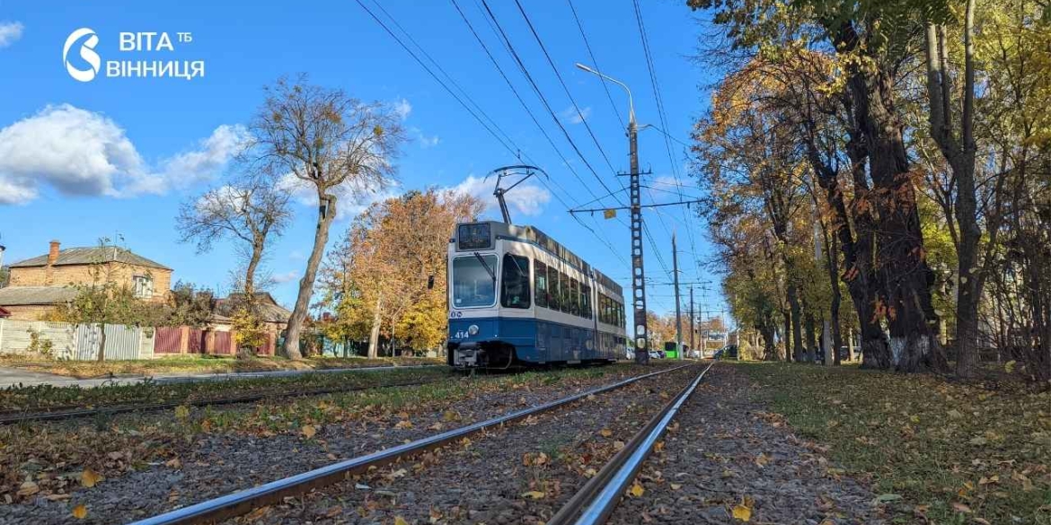 До 100 кілограмів піску у вагоні як вінницькі трамваї долають осіннє листя на рейках