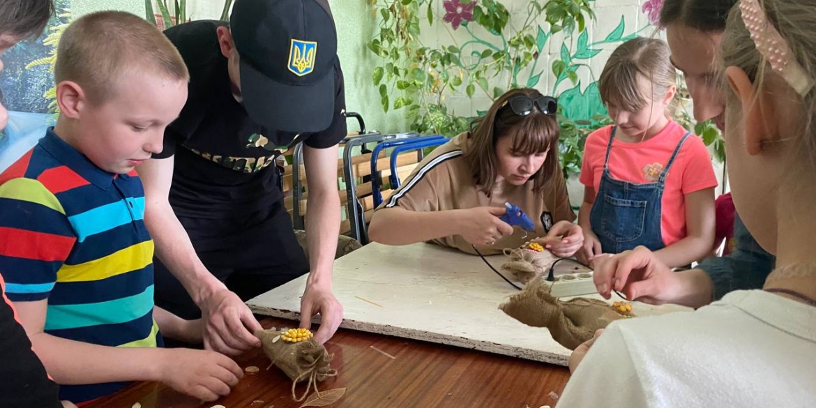 До Дня сім’ї діти-переселенці у Вінниці виготовили мішечки-обереги