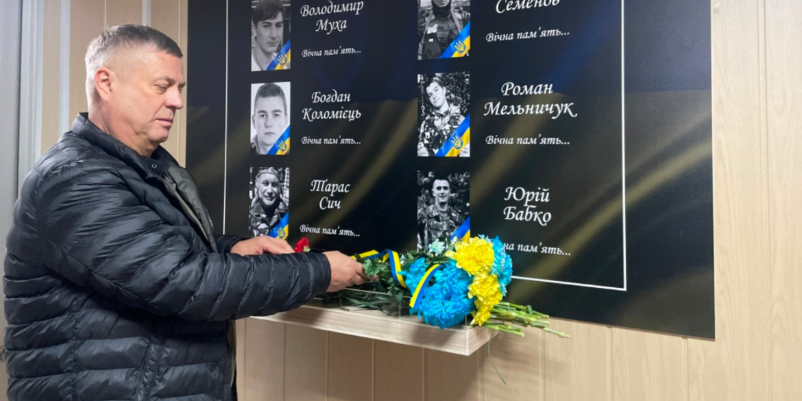 До меморіалу загиблих студентів та випускників вінницького вишу лягли живі квіти