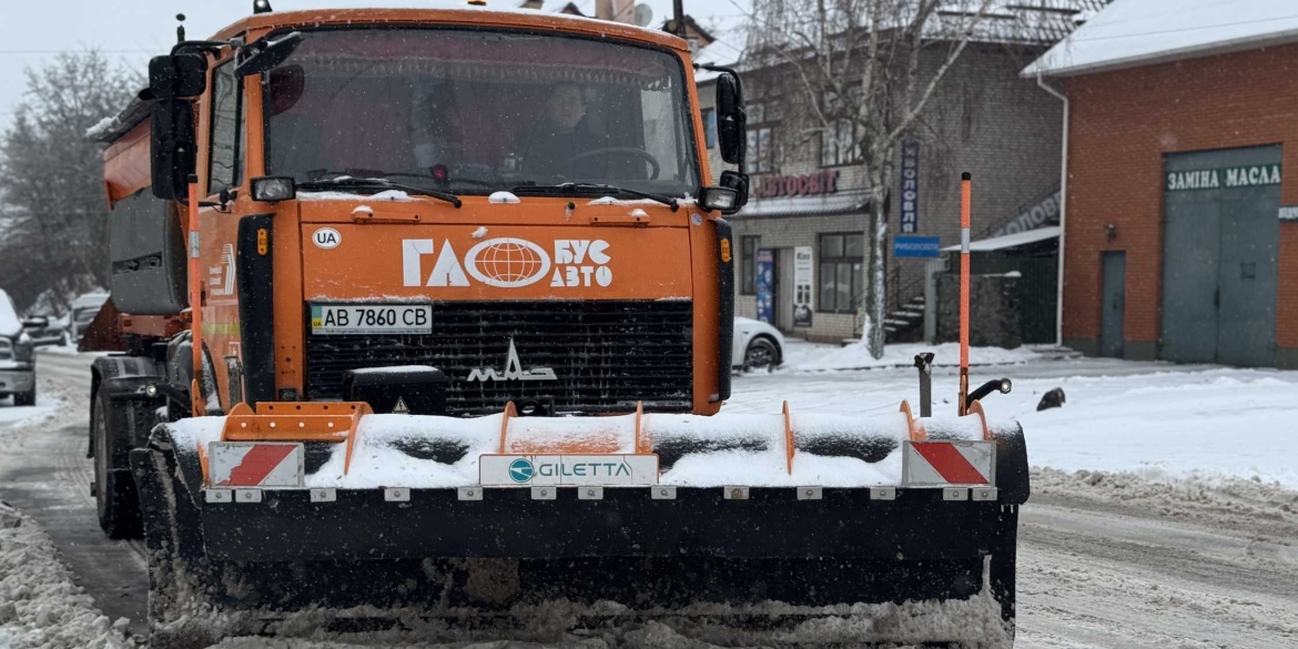 До прибирання снігу у Вінниці задіяні десятки спецмашин та понад дві сотні людей