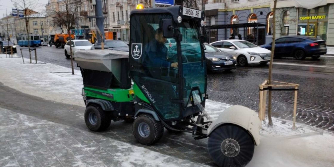 До прибирання Вінниці від снігу долучили понад 50 одиниць спецтехніки