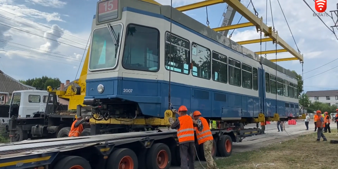 До Вінниці прибув «Трам 2000»: 17 трамвай, який наше місто отримало від партнерів зі Швейцарії