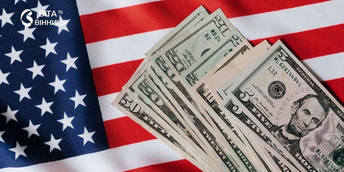 Порівняно з вихідними, коли діяв однаковий курс, 100 доларів за офіційним курсом подорожчали на 15,11 гривні — до 4520,21 гривні.