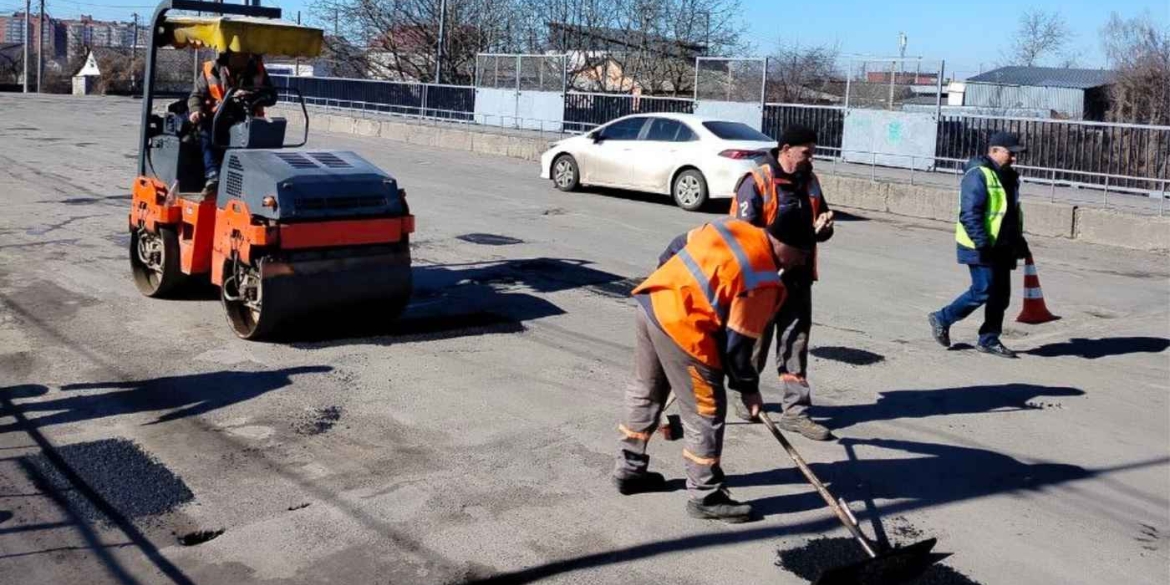 Дорожні бригади охоплюють аварійним ремонтом дедалі більше вулиць Вінниці