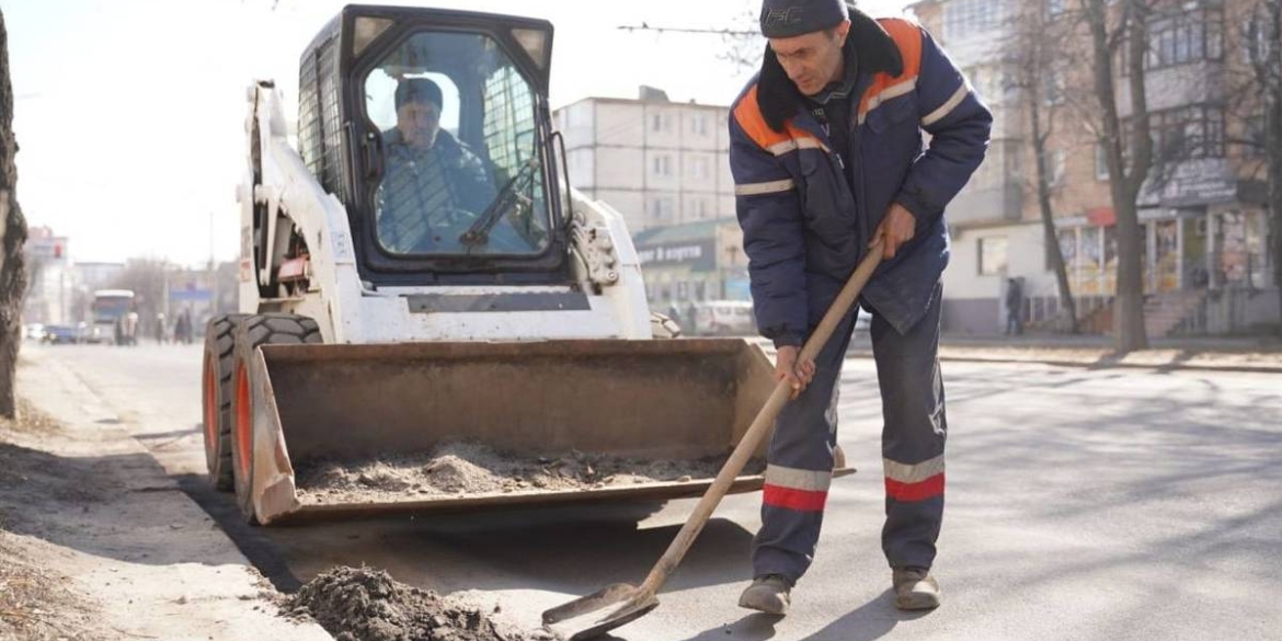 Дорожні служби Вінниці зібрали понад 1800 тонн вуличного змету