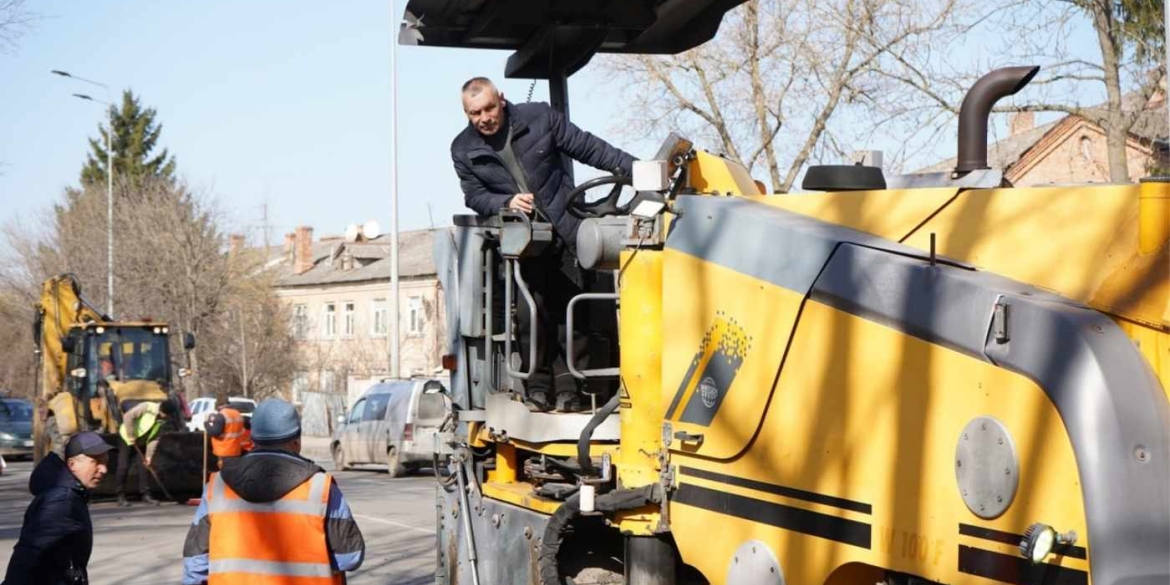 Дорожні служби Вінниці вже переходять від аварійного до сезонного ремонту доріг