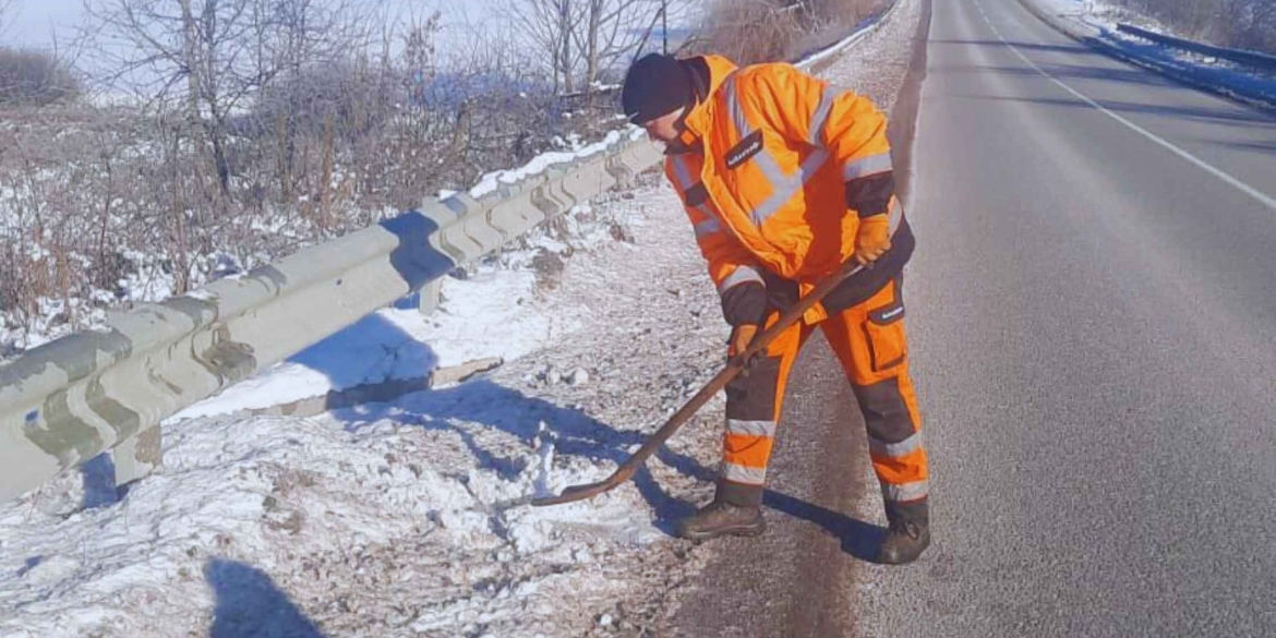 Дорожники Вінниччини вже очищують від снігу водостоки та водовідвідні системи