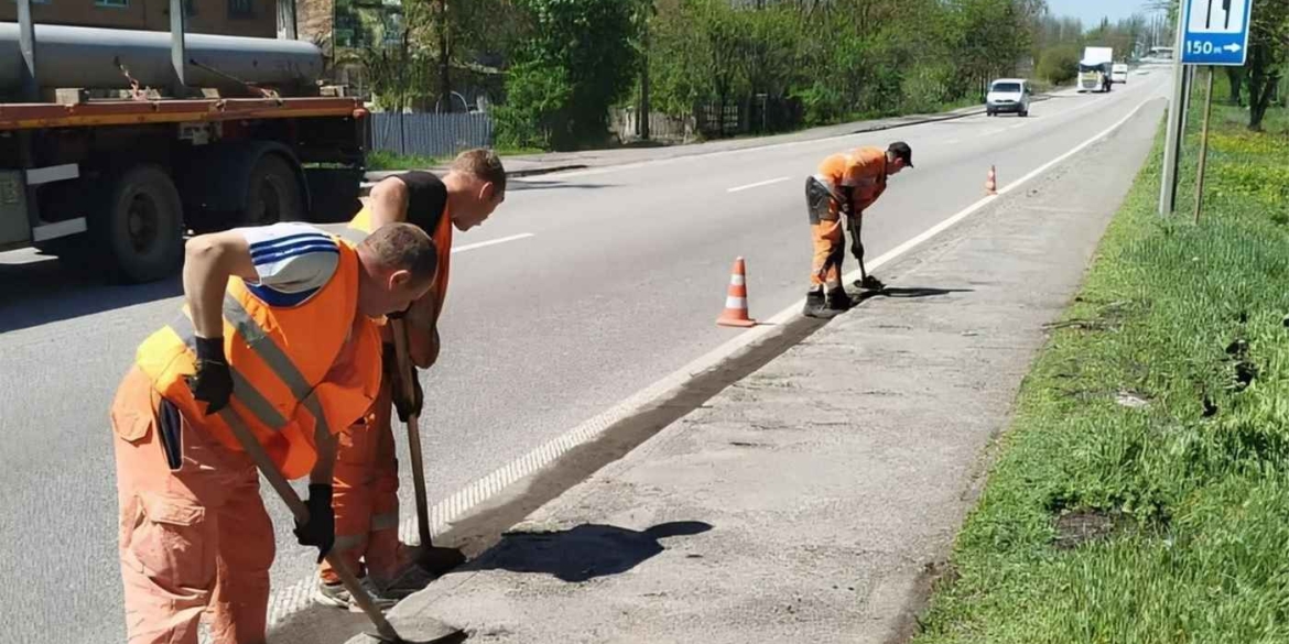 Дорожники Вінницької області розчистили водовідводи та прибордюрні зони