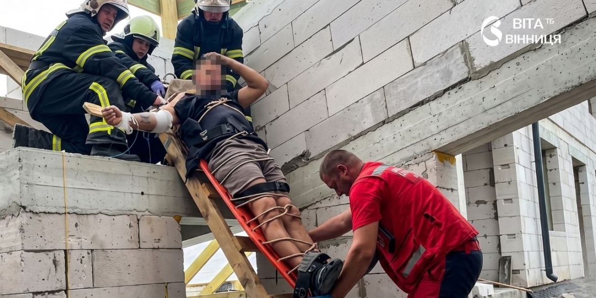 Довелося нести на ношах з другого поверху у Вінниці ремонт закінчився лікарнею для 28-річного чоловіка