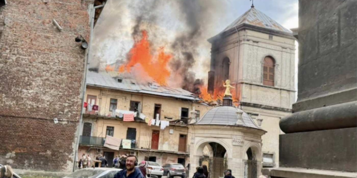 Дрони атакували центр Львову, горить будинок в центрі міста