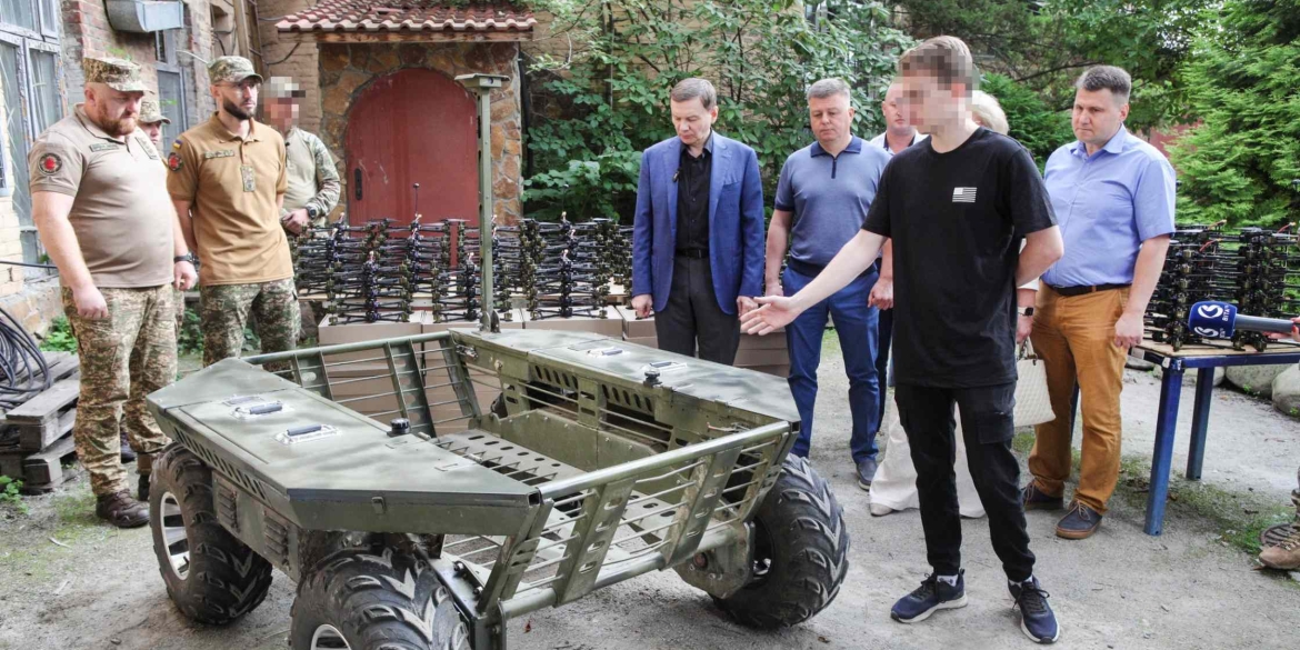 Дрони та роботизований комплекс для перевезень на лінії зіткнення вінничани підсилили ще три бригади