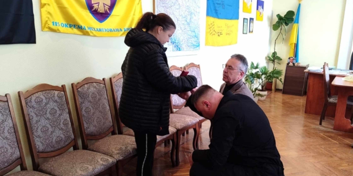 Дружина загиблого воїна з Тульчинщини отримала посмертну нагороду свого чоловіка