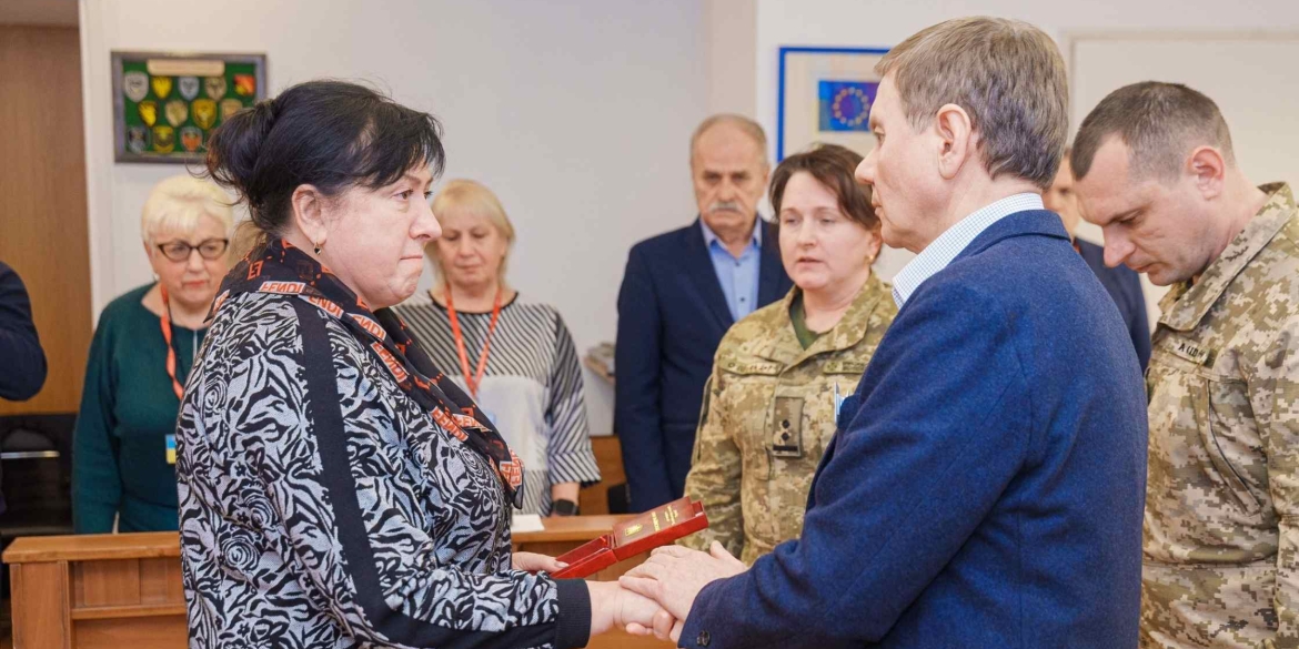 Дружині воїна Миколи Гречуна вручили у Вінниці посмертну відзнаку чоловіка