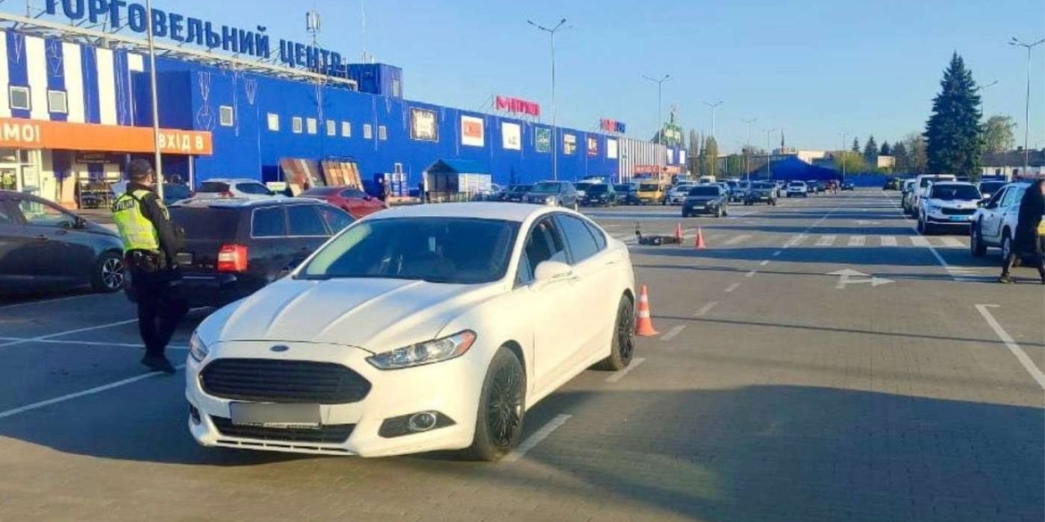 ДТП біля торговельного центру у Вінниці 10-річного самокатника госпіталізували після наїзду авто