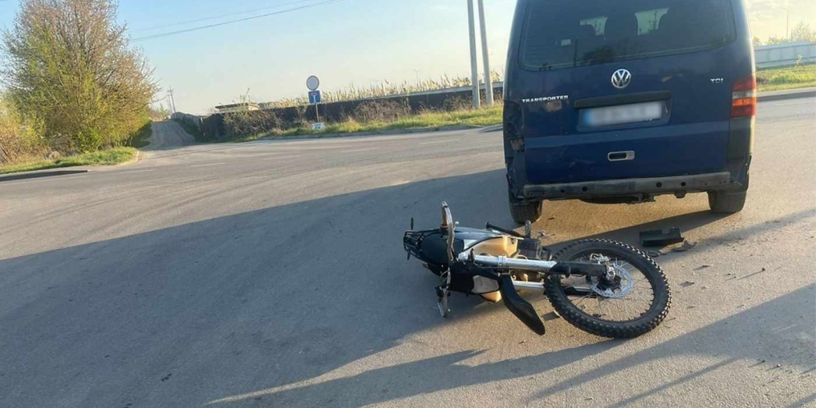 ДТП на Сабарівському шосе 20-річна вінничанка на мотоциклі протаранила мікроавтобус