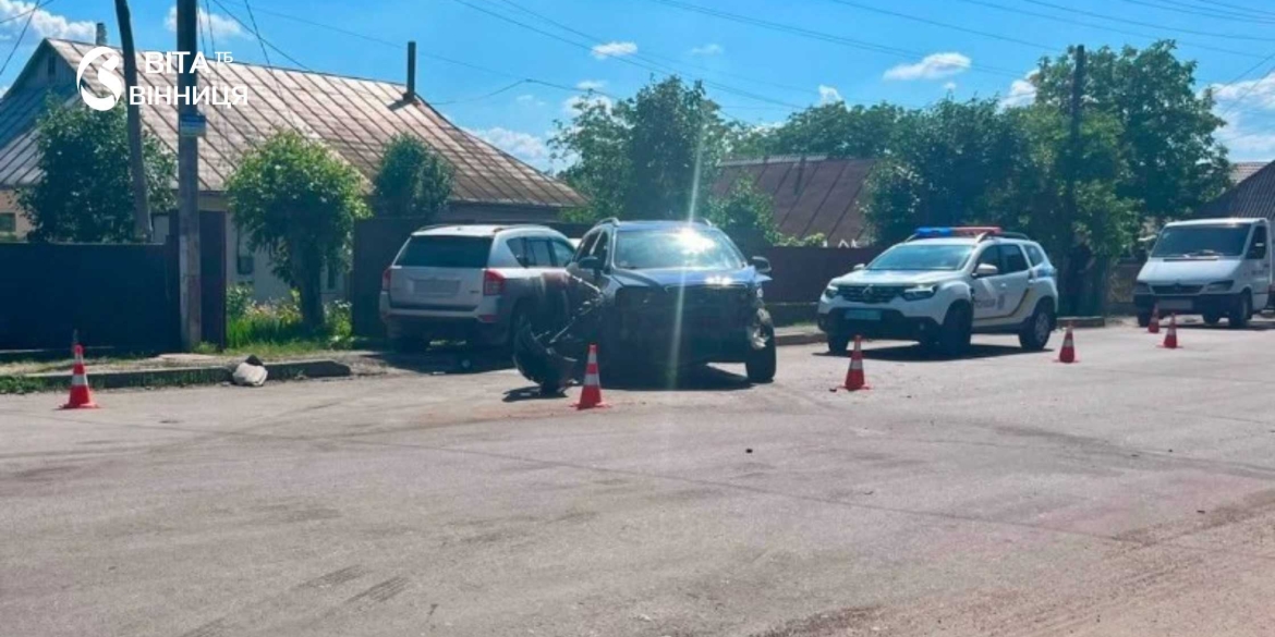ДТП у Бершаді після зіткнення двох авто медики допомагали водійці Jeep