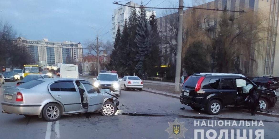 У Вінниці зіштовхнулись позашляховик Nissan та Skoda: є постраждалі