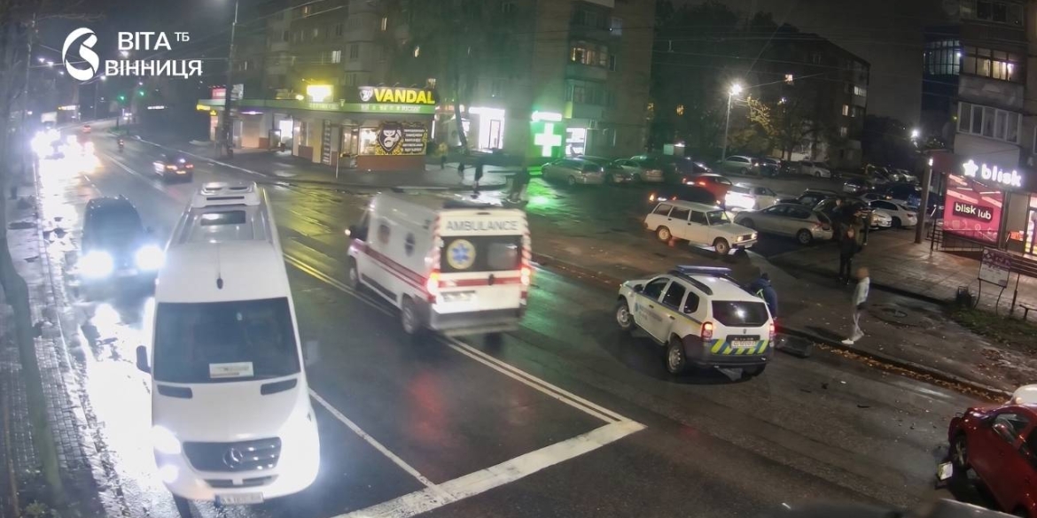Два легкові автомобілі після зіткнення на вулиці Київській у Вінниці та патрульні поруч