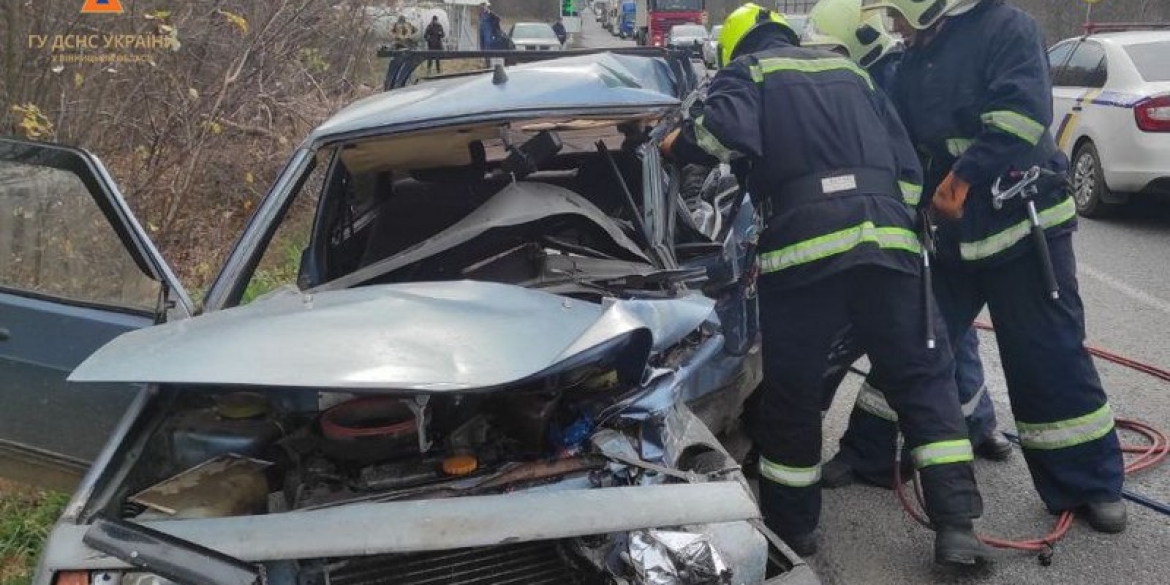 Двічі за ранок вінницькі рятувальники діставали водіїв з потрощених авто