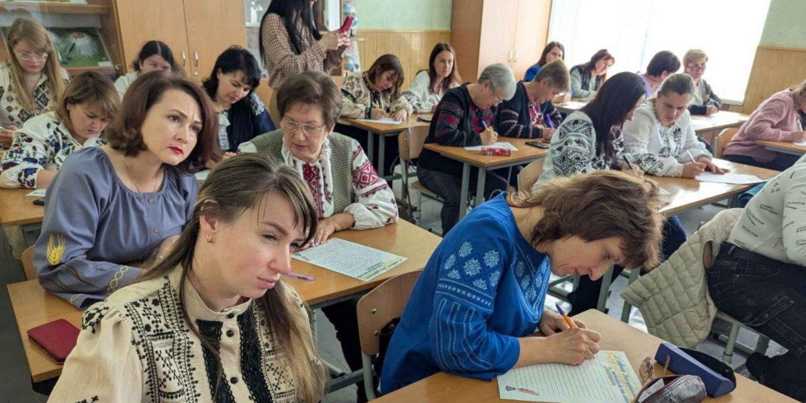 Директори вінницьких шкіл писали Всеукраїнський Радіодиктант національної єдності Директори вінницьких шкіл писали Всеукраїнський Радіодиктант національної єдності