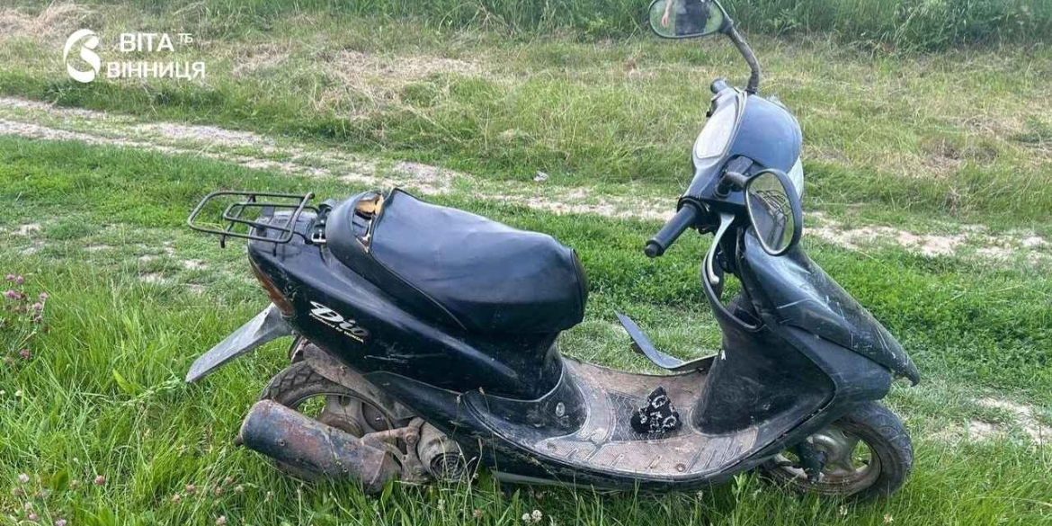 Дитина за кермом у Вороновиці мопед із підлітком перекинувся, є постраждалий