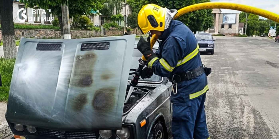 Дивом без жертв на Вінниччині легковик спалахнув прямо під час поїздки