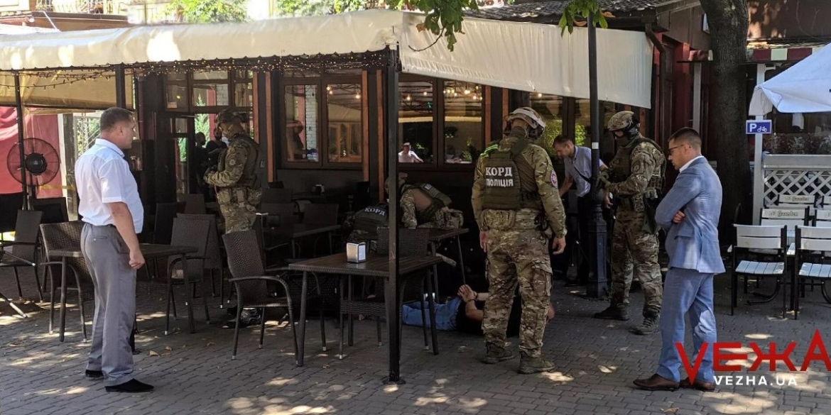 “Впливових у злочинному світі” серед білого дня в кафе затримав КОРД у Вінниці