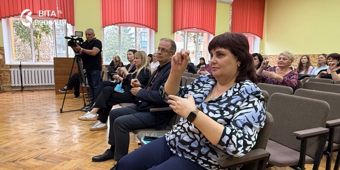 Екран у фоє замість перекладача вінницька школа стала доступнішою для людей із порушеннями слуху