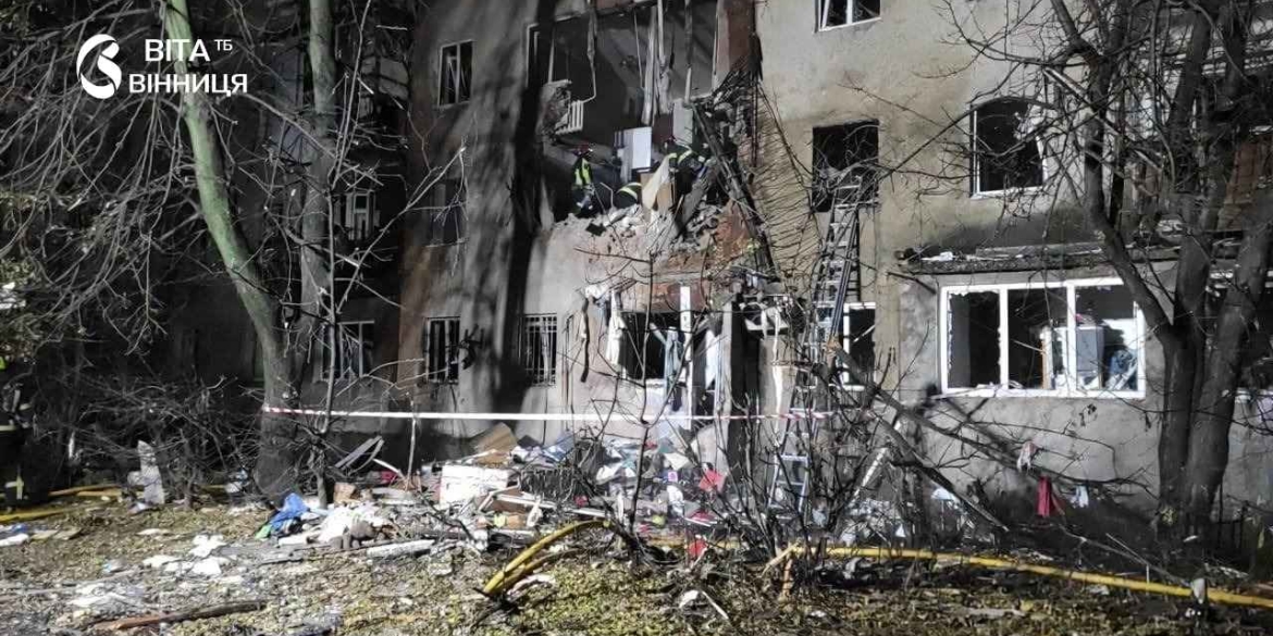 Патрульні поліцейські біля пошкодженого житлового будинку у Вінниці після ранкової атаки дрона