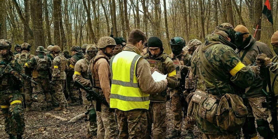 Евакуація під вогнем і жорсткий контроль «Азов» і «Червона Калина» відтворили у Вінниці атмосферу реального бою