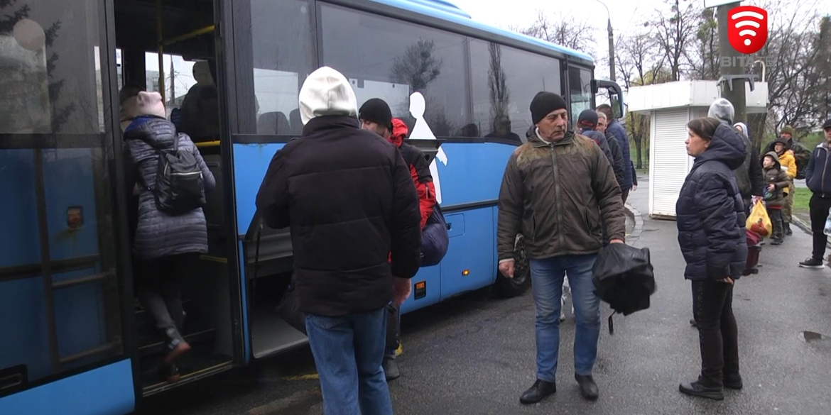 Евукуаційні автобуси вивозять із Вінниці родини переселенців