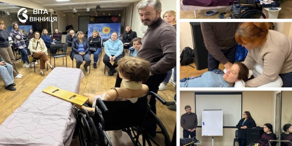 Фахівець показує батькам на манекені, як перемістити людину з ліжка на крісло колісне в центрі реабілітації