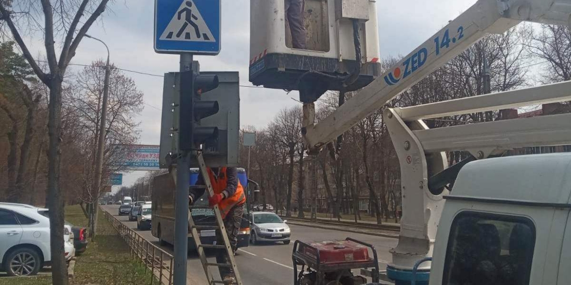 У Вінниці пофарбували близько 800 стійок світлофорів та дорожніх знаків