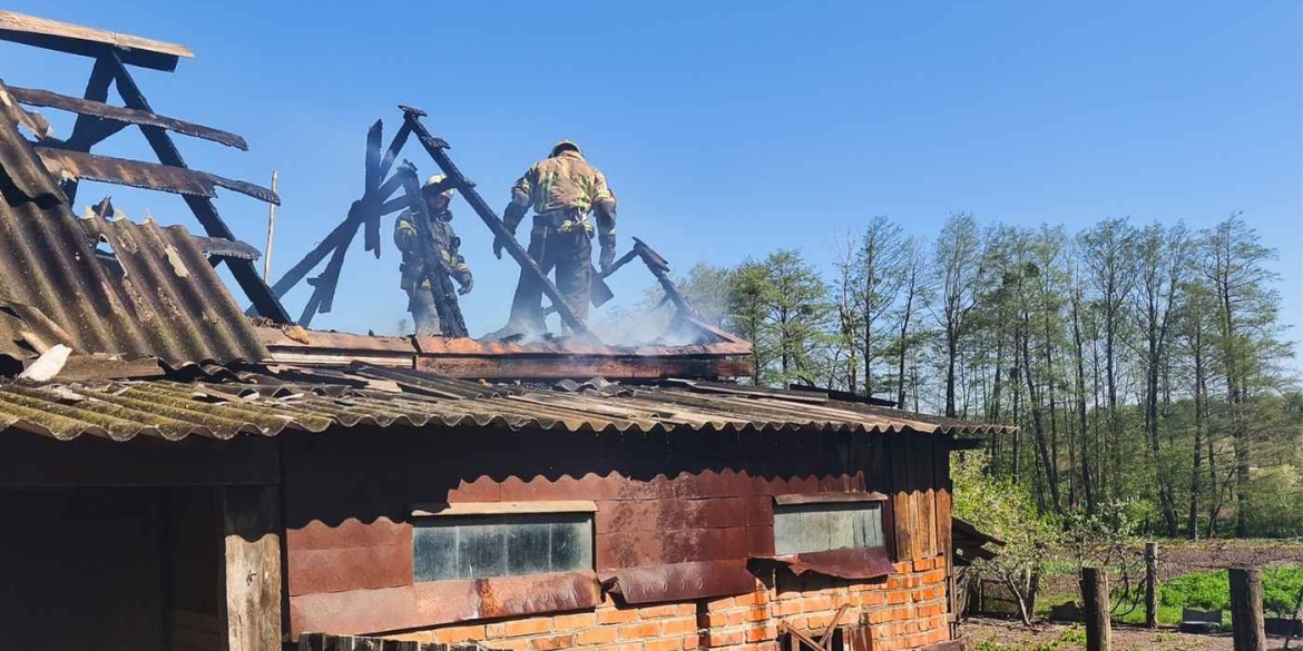 Фатальна необачність куріння та спалювання трави ледь не позбавили вінничан даху над головою