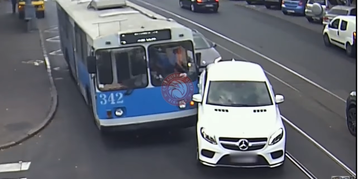У Вінниці на Соборній ДТП: автомобіль зіткнувся з тролейбусом