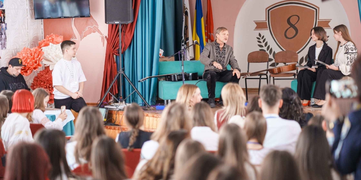 Фронтмен гурту “ВВ” Олег Скрипка завітав до вінницьких ліцеїстів-волонтерів