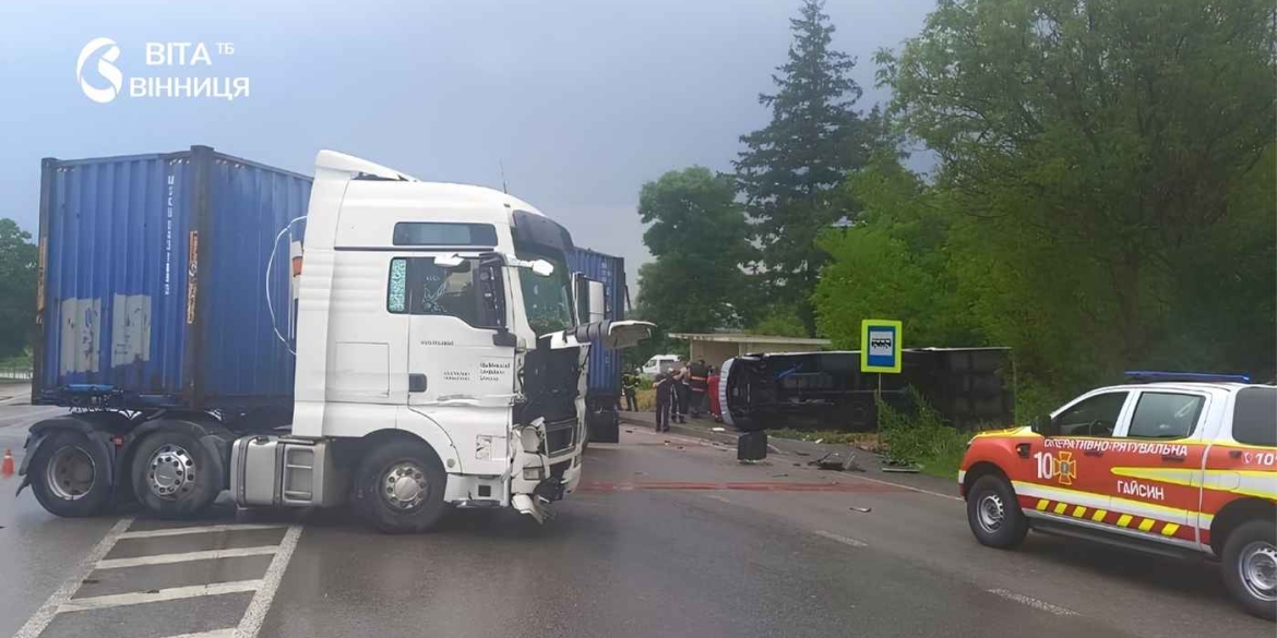 Фура вилетіла на зустрічну — вісім постраждалих подробиці ДТП з рейсовим автобусом на Вінниччині