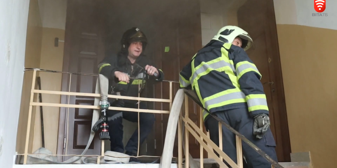 Гасили вогонь 15 рятувальників у вінницькій багатоповерхівці на вулиці Бевза горіла квартира