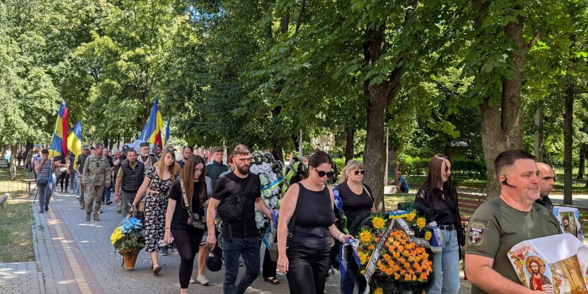Гайсинська громада прощалась з солдатом, який загинув під час ракетного обстрілу противника