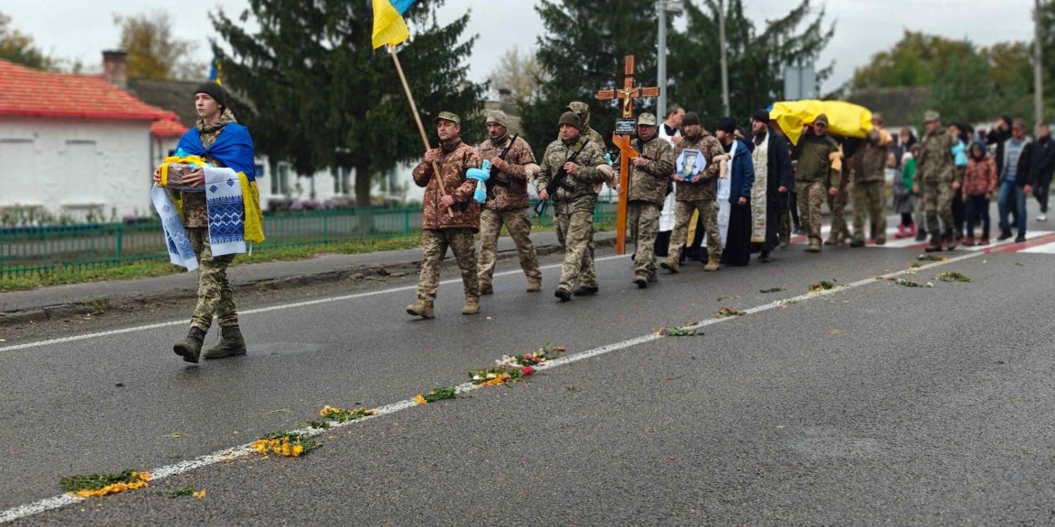 Гайсинська громада “живим коридором” зустріла молодого загиблого воїна